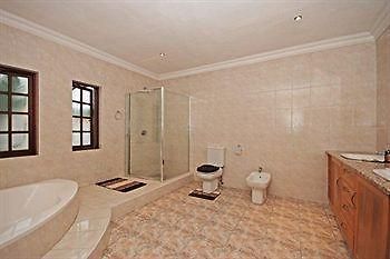 354 On York Avenue Hotel Randburg ภายนอก รูปภาพ