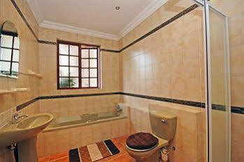 354 On York Avenue Hotel Randburg ภายนอก รูปภาพ